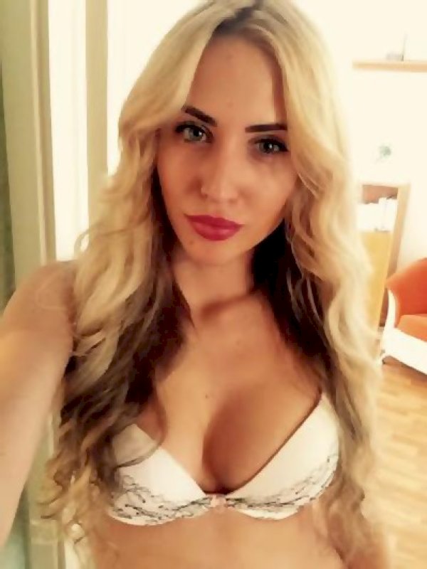 רוני הדוגמנית